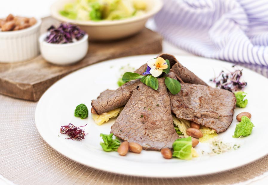 CARNE SALADA DI ROSA DEL GARDA CON “ROSTÌÌ” DI VERZE E FAGIOLI