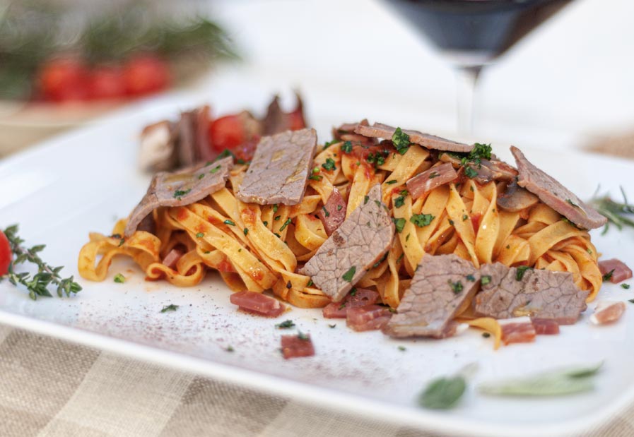 TAGLIATELLE DI CAMPOFILONE CON ROSA DEL GARDA ALLA BOSCAIOLA