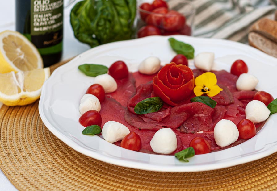 CAPRESE DI CARNE SALADA ROSA DEL GARDA, BASILICO E OLIO EVO DEL GARDA TRENTINO